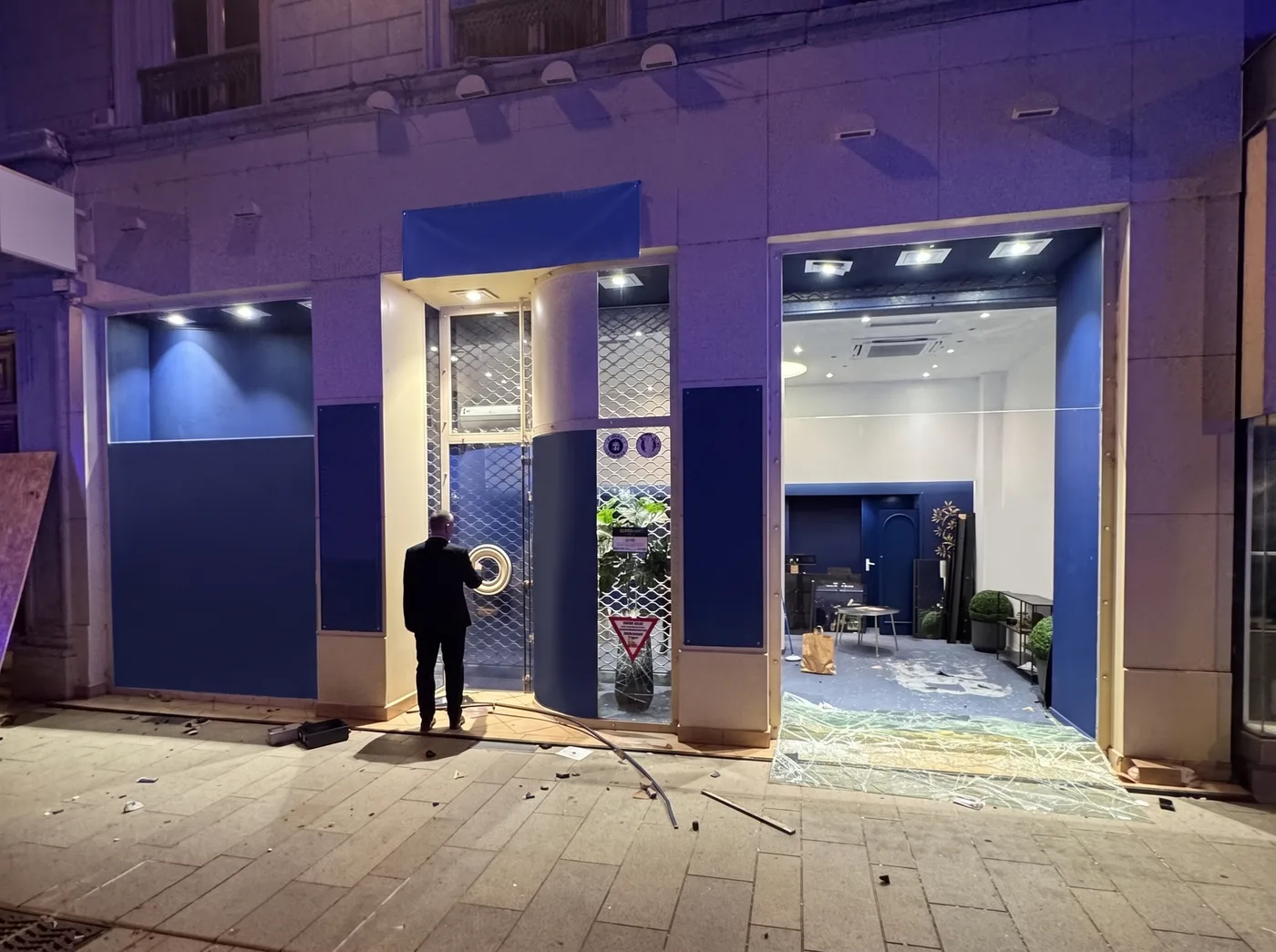 Mise en sécurité d'une vitrine brisée à Lyon